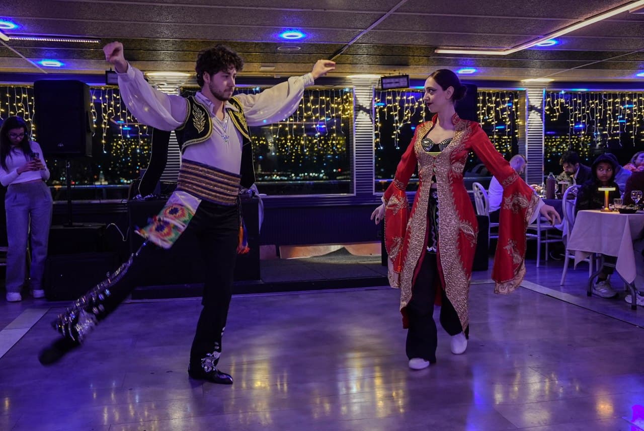 Bosphorus Dinner Cruise - Alcoholic Beverages Included 3