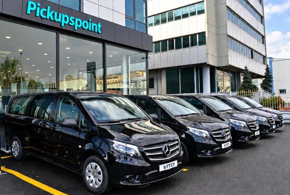 PickupsPoint ofisi önünde Mercedes-Benz Vito filosu